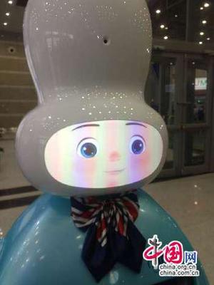 最萌机器人亮相工博会未来馆 可承担大堂经理等职务_新浪闽南_新浪网