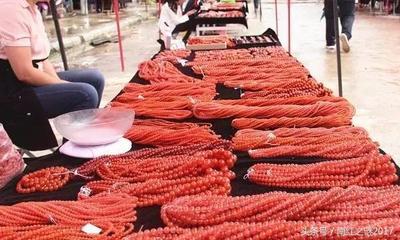 南红之谜:保山的南红早市,被红色铺满地